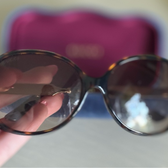 Gorgeous authentic Gucci sunglasses. Great condition! - Picture 4 of 6